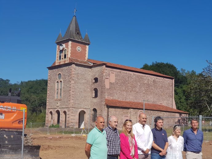 Izazkun Goñi, con promotores del proyecto de producción audiovisual en Lekaroz.