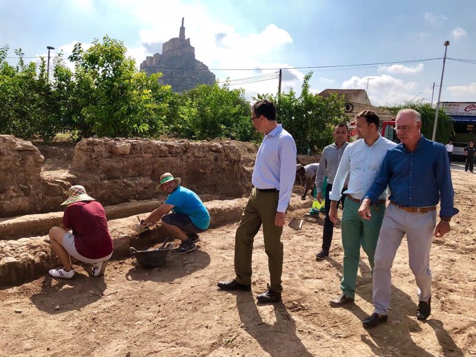 Visita Ballesta excavaciones en la falda del Castillejo de Monteagudo