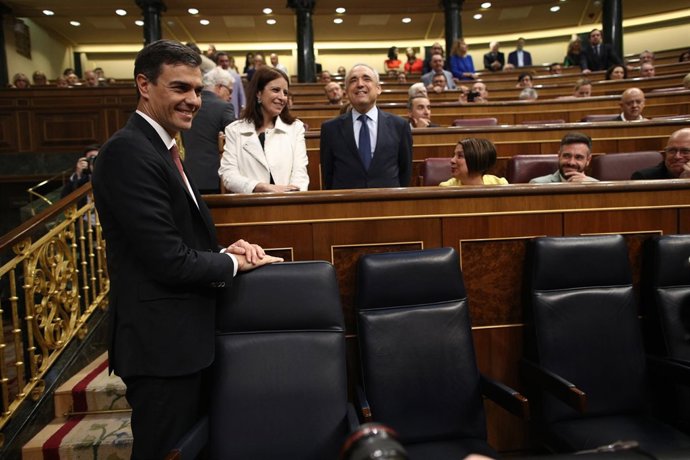 Pedro Sánchez, líder del PSOE, en su escaño de presidnete del Gobierno