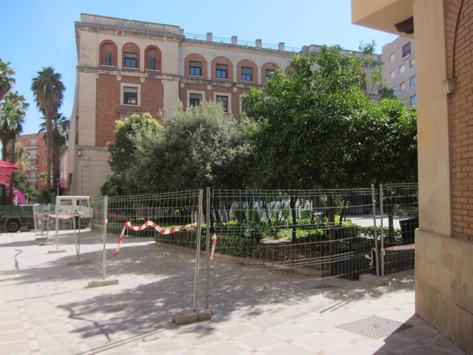 La plaza Deán Mazas acotada por vallas para el inicio de la obra.