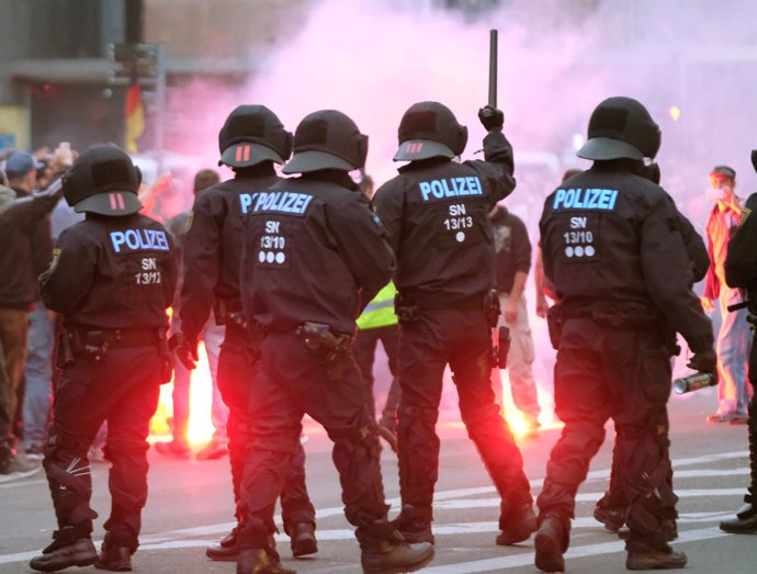 Policías antidisturbios alemanes durante los disturbios en Chemnitz
