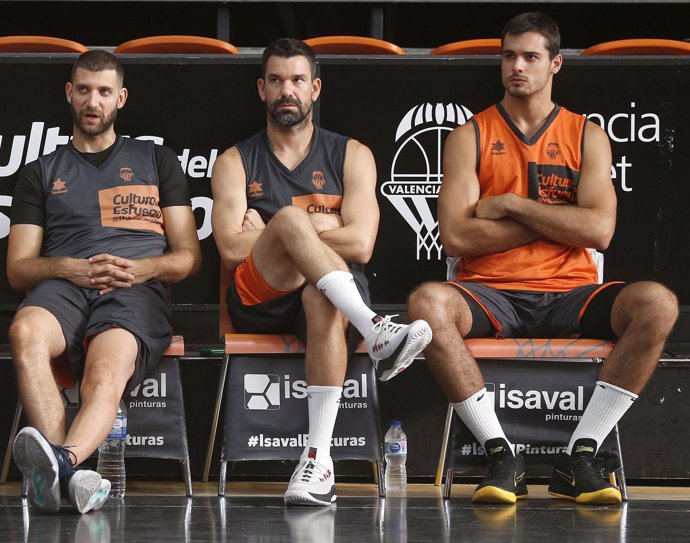 Diot, Rafa Martínez y Abalde en el entrenamiento del Valencia Basket
