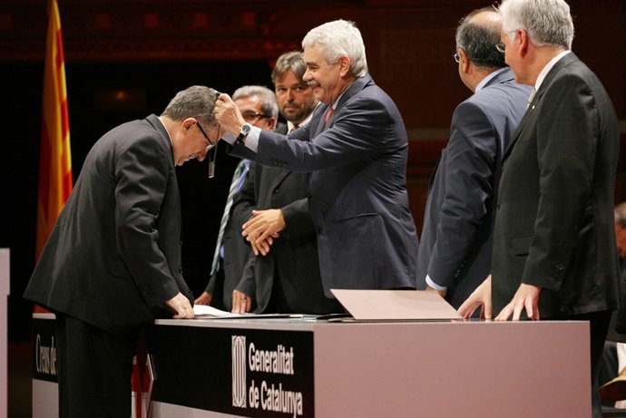 El president Pasqual Maragall lliura la Creu de Sant Jordi a Josep Fontana