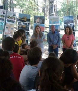 Morillo (i) visita a scouts en la zona de acampada controlada de Las Acebeas.