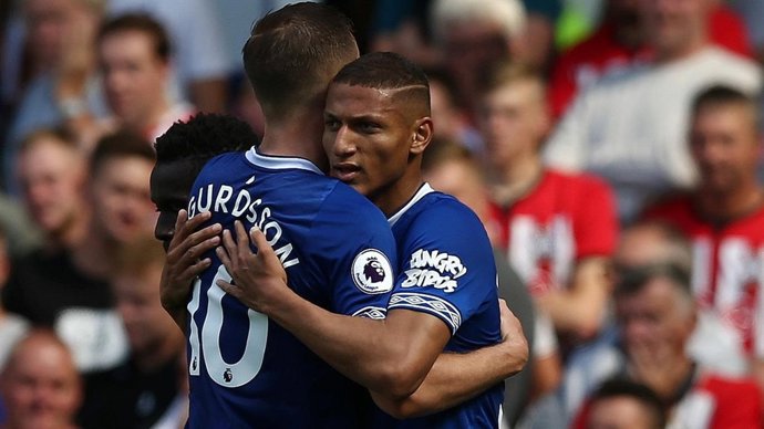 Richarlison celebra un gol con el Everton