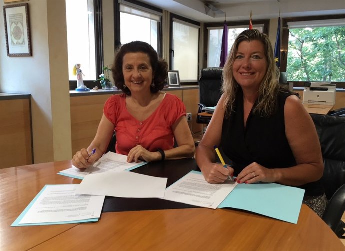 Las consejerías de Salud y de Servicios Sociales y Cooperación firman un conveni