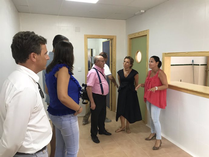 La consejera de Educación, Martínez-Cachá, visita el CEIP Puente de Doñana 