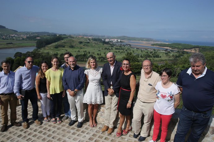 El consejero también ha inaugurado el mirador sobre el Abra del Pas