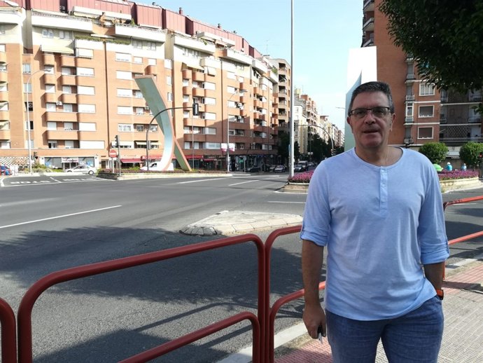 San Martín posa con el nudo de Vara de Rey a sus espaldas.