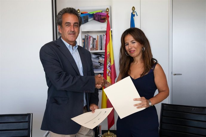 Martín firma un convenio con OPCE