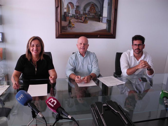 Consellera de Cultura, Fanny Tur, y Ayuntamiento de Sant Antoni