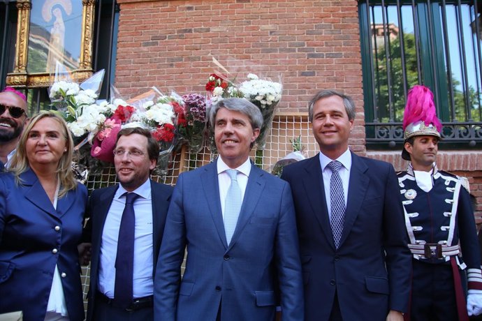 Ofrenda floral en las fiestas de La Paloma de Madrid en la que participan los re