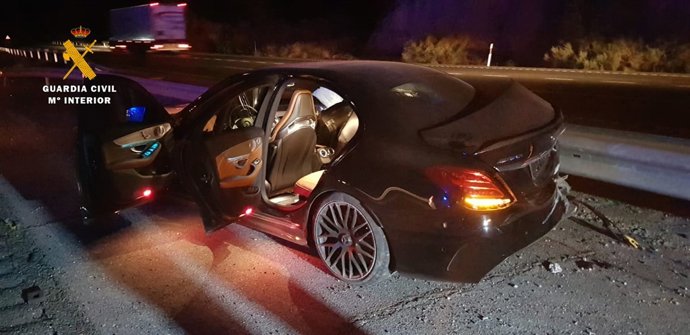 Coche siniestrado tras ser sorprendidos sus ocupantes con una mochila con hachís