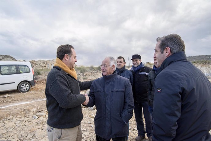 Amat visita la zona de ampliación del camposanto de Macael