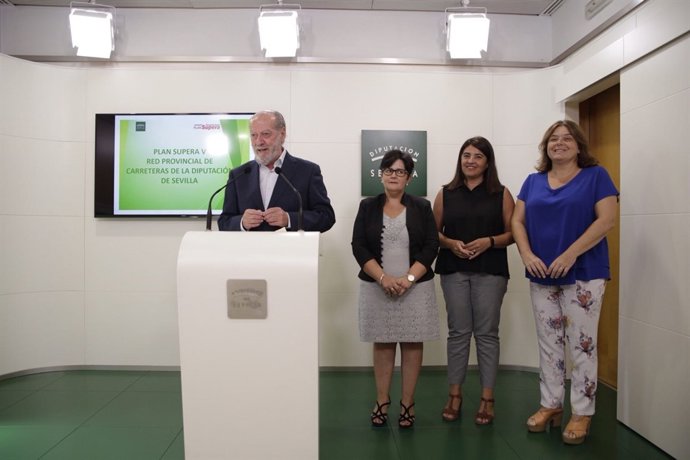 Villalobos, durante la rueda de prensa sobre inversiones en carreteras