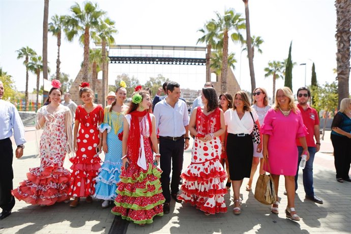 El presidente del PP-A, Juanma Moreno (c), en la Feria de San Agustín de Linares