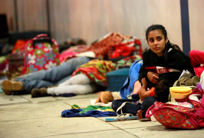 Venezolanos esperan en un centro peruano, en la frontera con Ecuador
