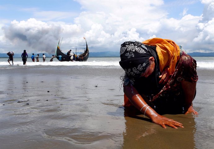 Una mujer refugiada rohingya a su llegada a Bangladesh