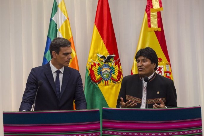 El presidente de Bolivia, Evo Morales, junto a Pedro Sánchez.