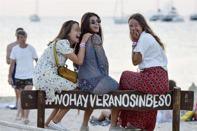 TANA CON AMIGAS EN FORMENTERA