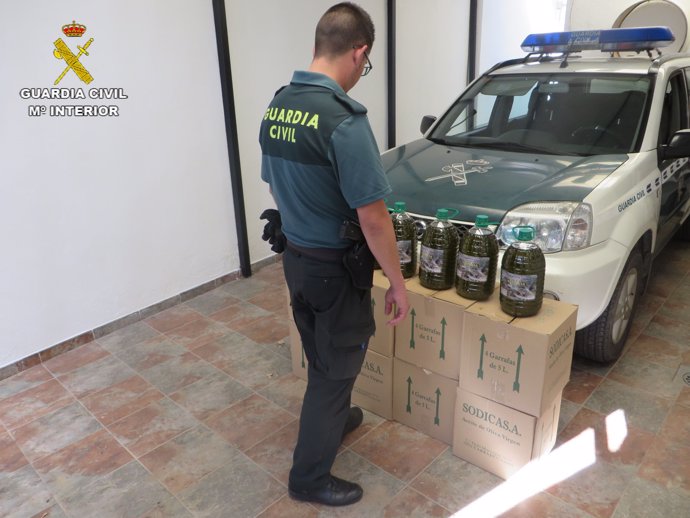 Aceite de oliva recuperado por la Guardia Civil                   
