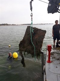Medio Ambiente retira media docena de fondeos irregulares en la zona de baño de Playa Honda en Santiago de la Ribera