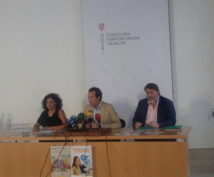 Conseller de Territorio, Marc Pons, al centro, en una rueda de prensa