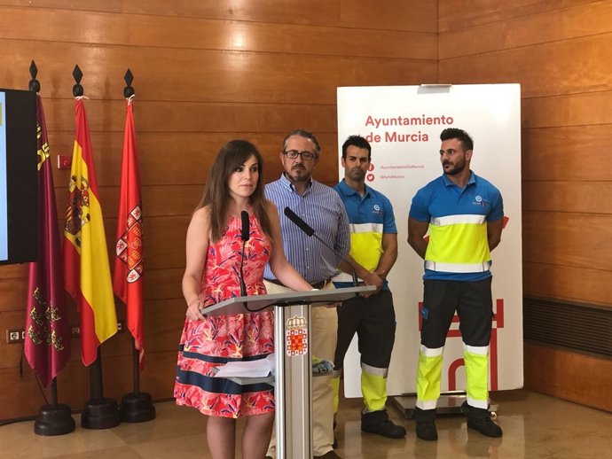 La concejal Rebeca Pérez presenta el dispositivo de limpieza de la feria