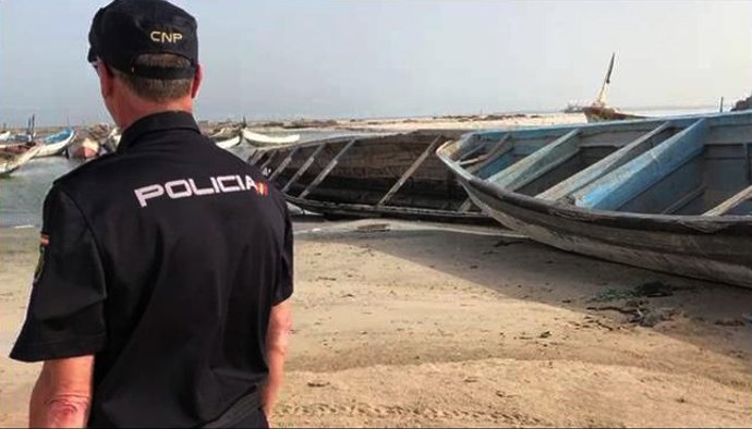 Policía Nacional junto a un cayuco