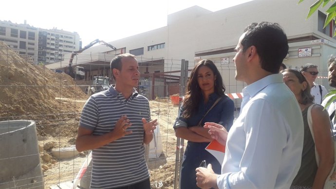 Villacís y Aguado durante su visita al colegio Di Stefano