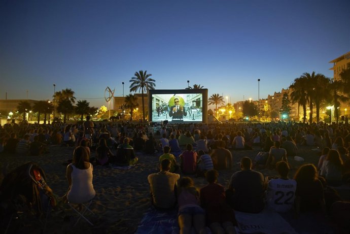 Playa de la misericordia durante el cine abierto 
