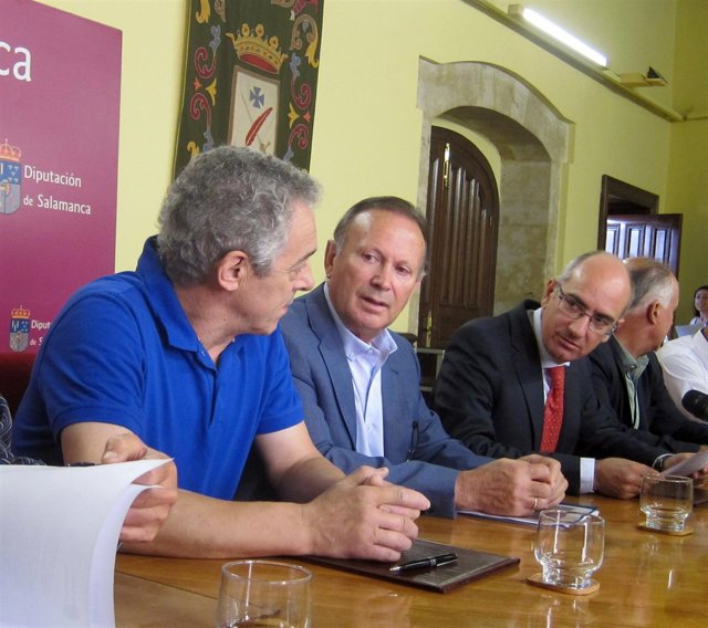 Iglesias, tercero por la izquierda, en la firma del acuerdo 29/8/2018