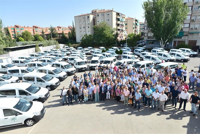 Entrega de furgonetas a entidades locales de Granada y Jaén