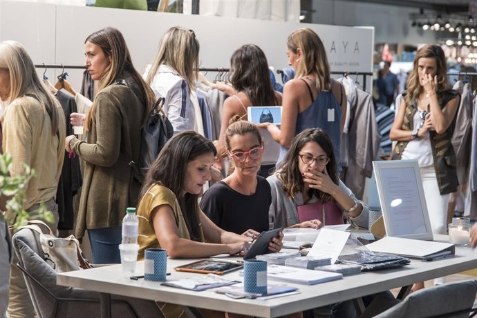 Visitantes a la feria Momad en Ifema