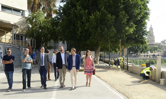 Ballesta visita  el inicio de los trabajos del paseo fluvial proyecto Murcia Río