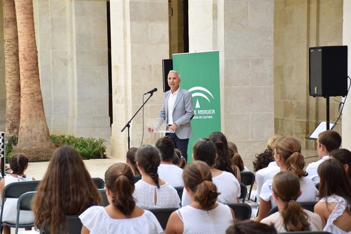 Miguel Ángel Vázquez interviene junto a la la Escolanía de Las Chapas 