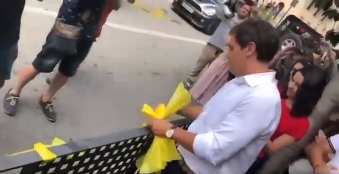 Albert Rivera i  Inés Arrimadas (Cs) treuen llaços grocs a Alella (Barcelona)