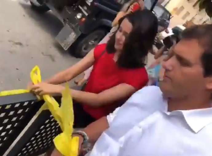 Rivera y Arrimadas retiran lazos amarillos en Alella (Barcelona) 