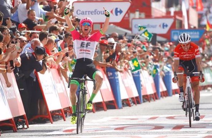 Simon Clarke gana en Roquetas de Mar en La Vuelta a España