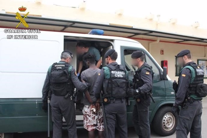 Detención de diez inmigrantes por el salto de la valla de Ceuta el 26 de julio