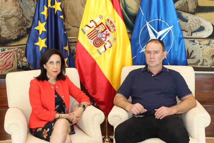 La ministra de Defensa, Margarita Robles, con Alejandro Clemente