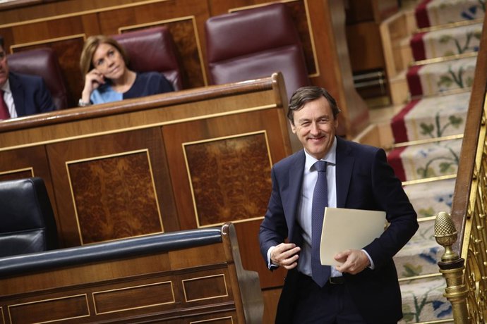Cospedal y Rafael Hernando durante el pleno en el Congreso