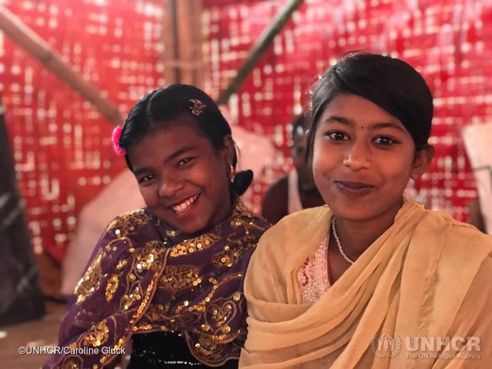 Dos niñas refugiadas rohingya en una escuela temporal en Bangladesh