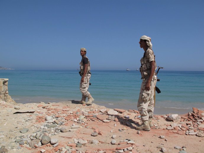 Soldados yemeníes apoyandos por Emiratos en Mukalla (Archivo)