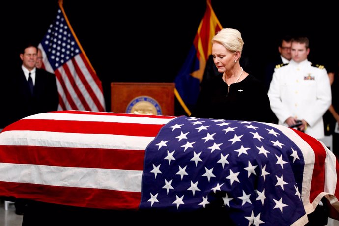Cindy McCain, se despide del ataúd de su marido, el senador republicano 
