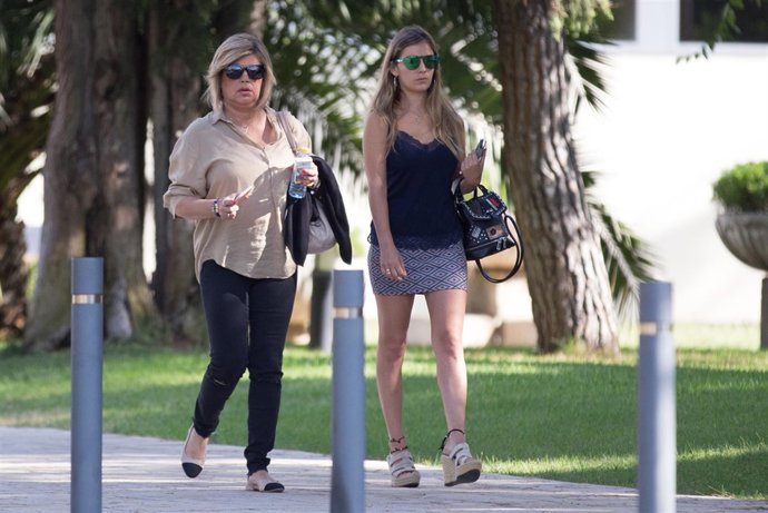 TERELU CAMPOS CON LA HIJA DE CARMEN BORREGO