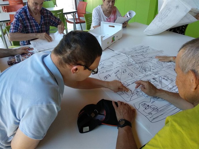 Usuarios del centro Ignacio Claver de Atades Huesca presentan un tebeo 