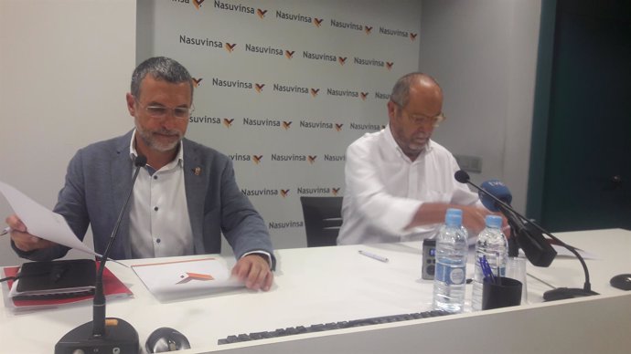 Miguel Laparra, vicepresidente navarro (i), y Carmelo Jiménez, de la promotora.