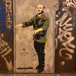 Aparece un gran grafiti de Franco con el lema 'El despertar del pasado'