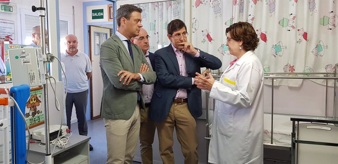 Villegas visita el hospital de Yecla